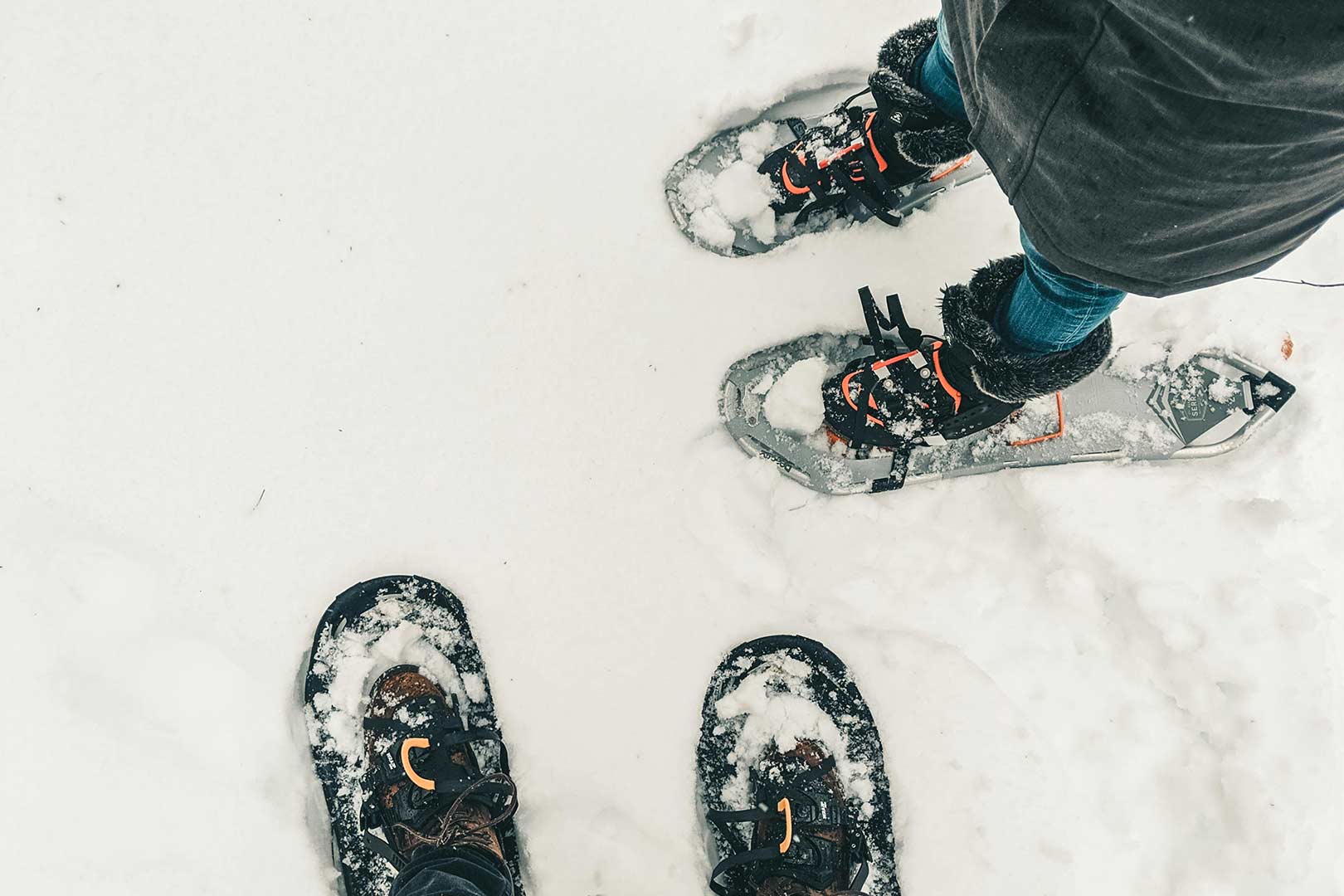 ali-kazal-W3wC21PDmC4-unsplash Foto von <a href="https://unsplash.com/de/@lureofadventure?utm_content=creditCopyText&utm_medium=referral&utm_source=unsplash">Ali Kazal</a> auf <a href="https://unsplash.com/de/fotos/person-in-schwarzen-hosen-und-schwarz-weissen-schneeskischuhen-auf-schneebedecktem-boden-steht-W3wC21PDmC4?utm_content=creditCopyText&utm_medium=referral&utm_source=unsplash">Unsplash</a>