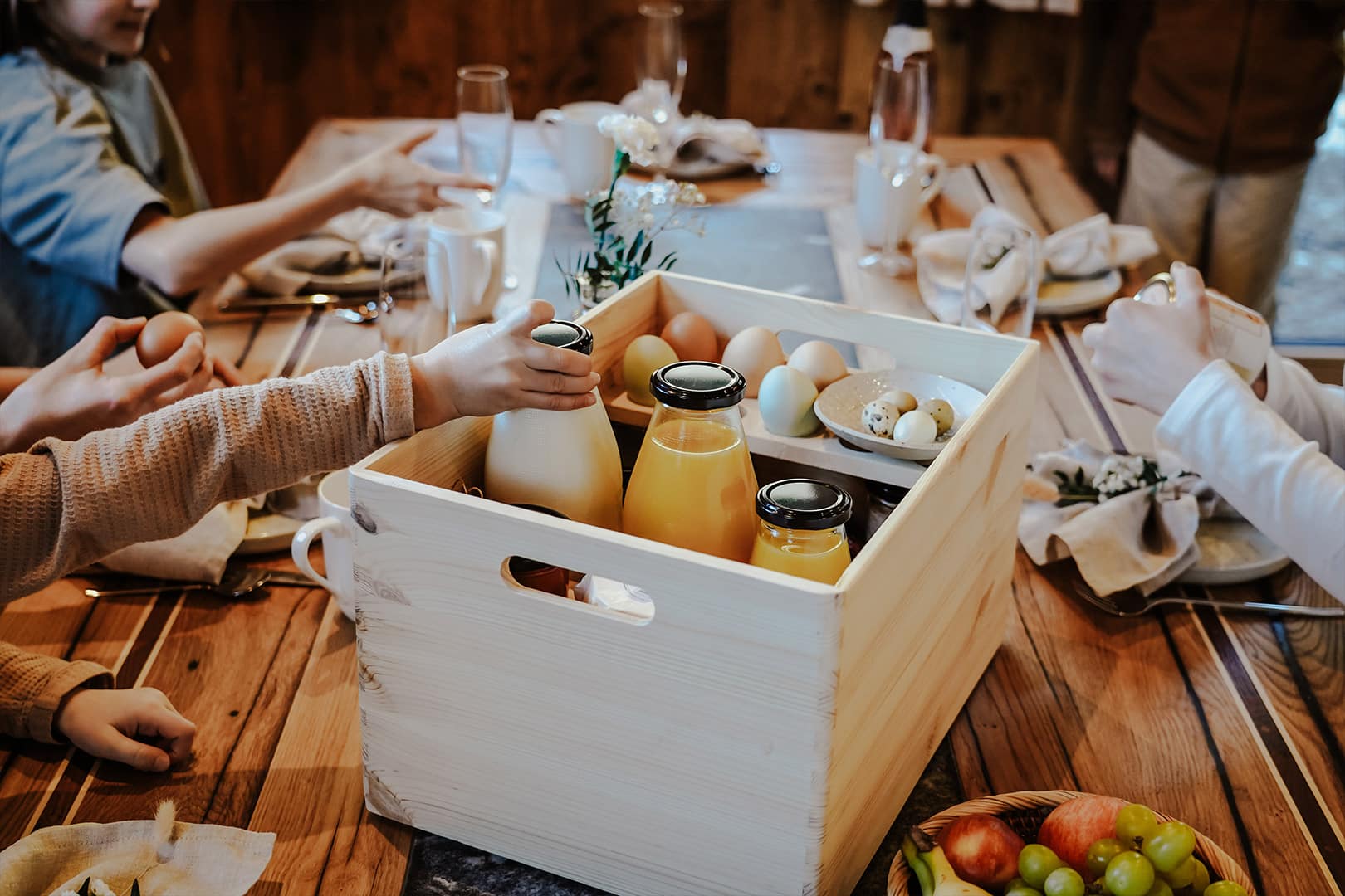 naturhof-eibl_fruehstuecksbox-1 Frühstücksbox mit frischen, lokalen Zutaten auf dem Tisch am Naturhof Eibl