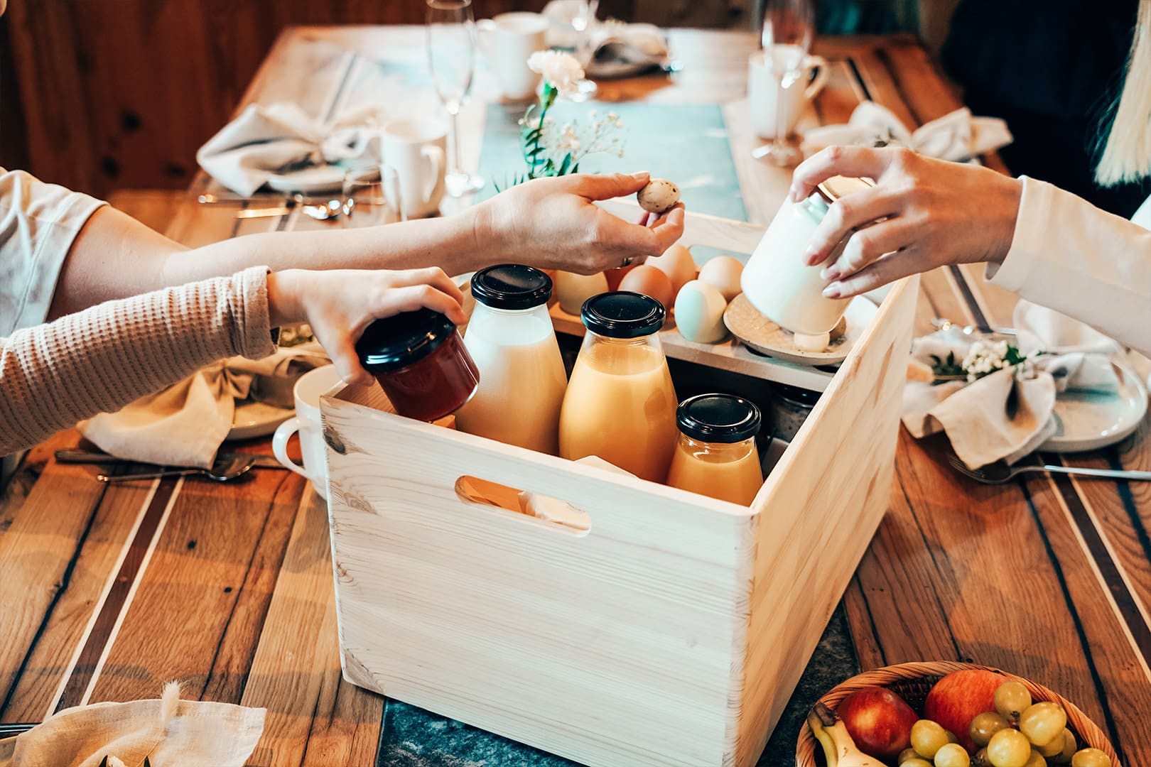 naturhof-eibl_fruehstuecksbox-2 Frühstücksbox mit frischen, lokalen Zutaten auf dem Tisch am Naturhof Eibl