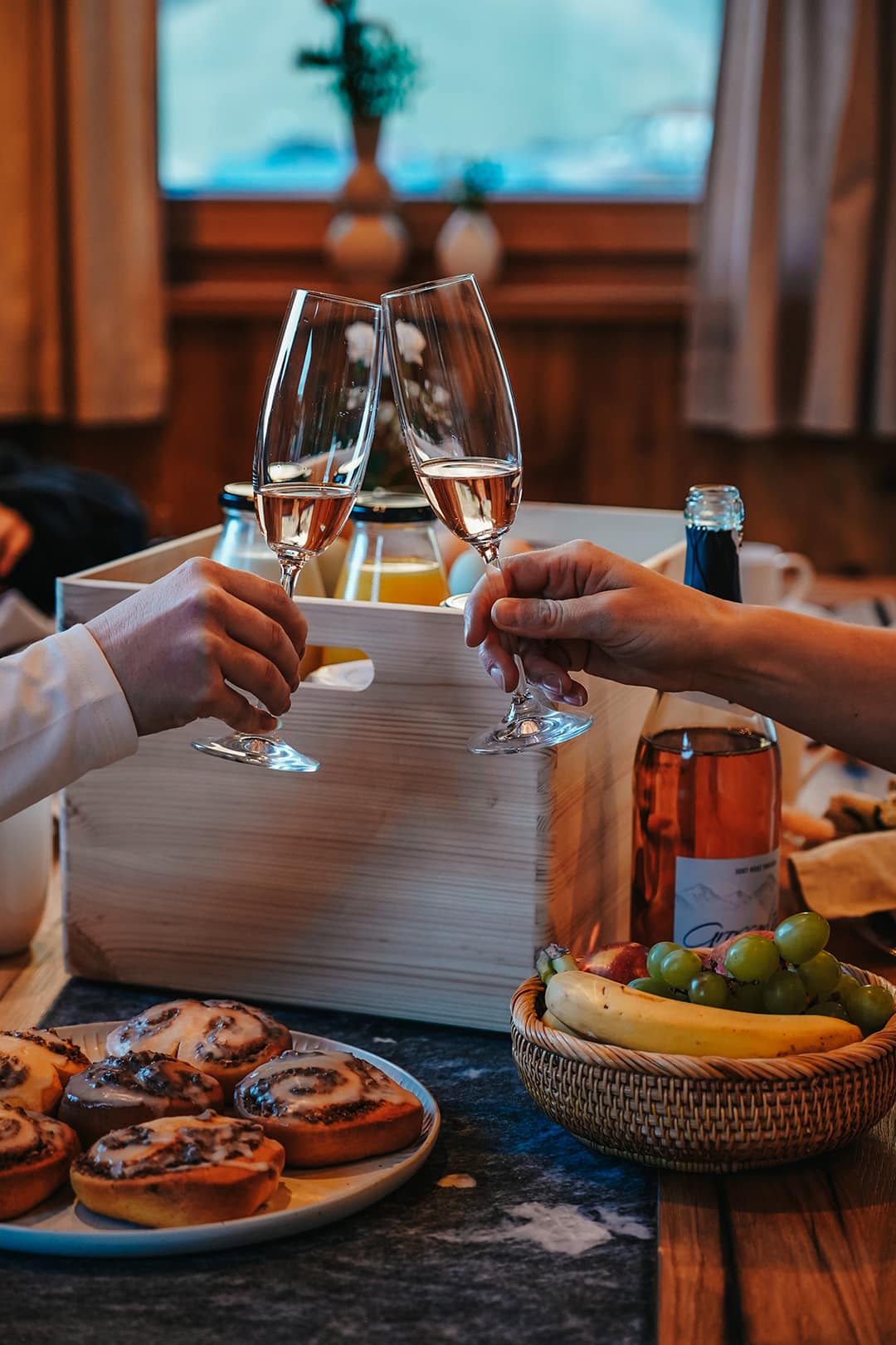 naturhof-eibl_fruehstuecksbox-4 Frühstücksbox mit frischen, lokalen Zutaten und Anstoßen mit Großarler Wein am Tisch
