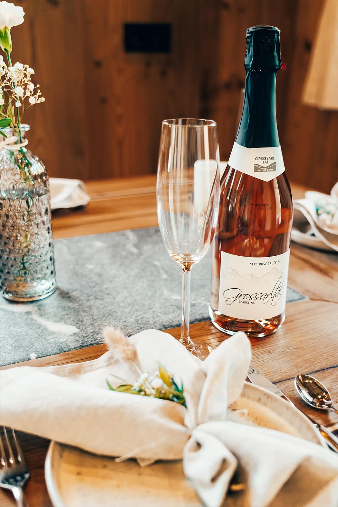 Gedeckter Tisch mit Sekt aus Großarl am Naturhof Eibl